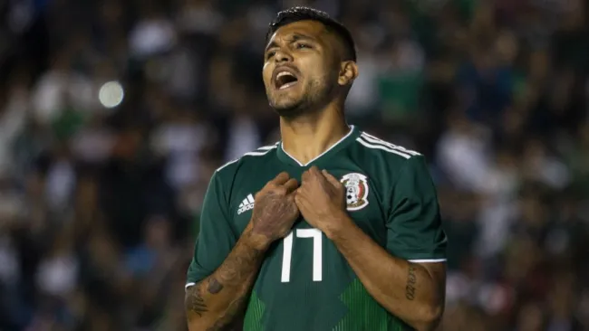 Tecatito Corona lanza un grito en un juego con el Tri