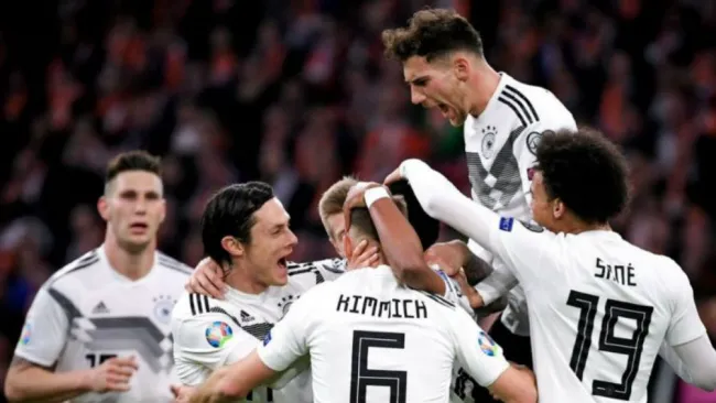 Jugadores de Alemania celebran un gol contra Holanda 