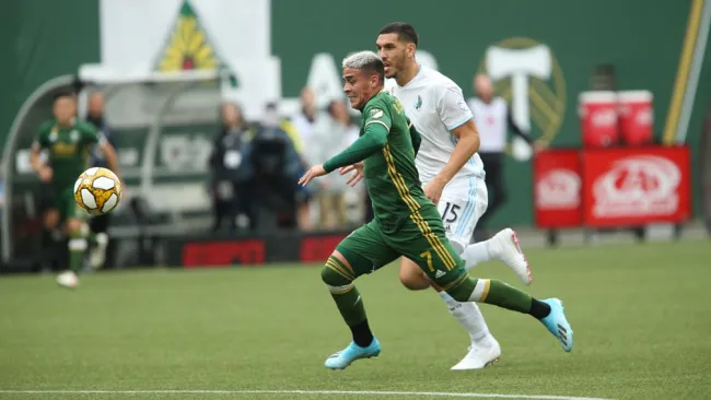 Brian Fernández disputa el balón en un partido