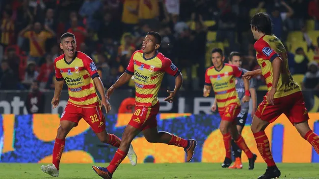 Jugadores de Morelia festejan uno de los goles contra Necaxa