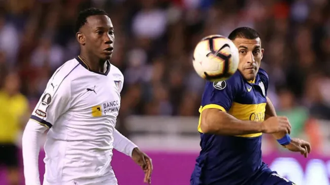 Caicedo y Ramón Ábila luchan por la pelota en juego de la Copa Libertadores