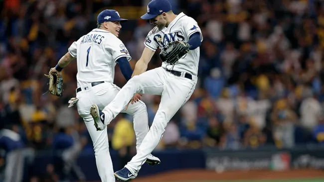 Jugadores de los Rays celebran contra Houston