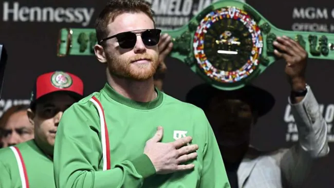 Canelo Álvarez durante su ceremonia de pesaje ante Jacobs 