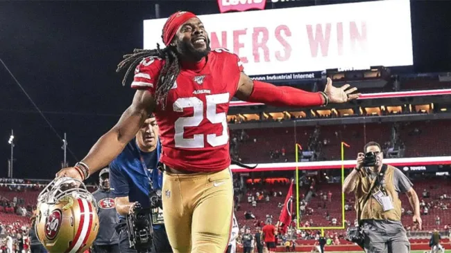 Richard Sherman celebra el triunfo de los 49ers sobre los Browns