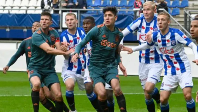Edson Álvarez en acción ante Heerenveen