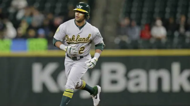Khris Davis recorriendo las bases