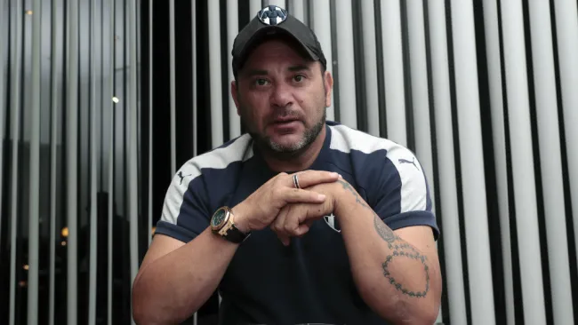 Antonio Mohamed posa para la lente de RÉCORD en su etapa anterior en Monterrey