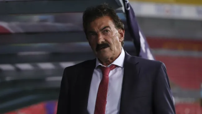 La Volpe, en el banquillo del Toluca durante un partido