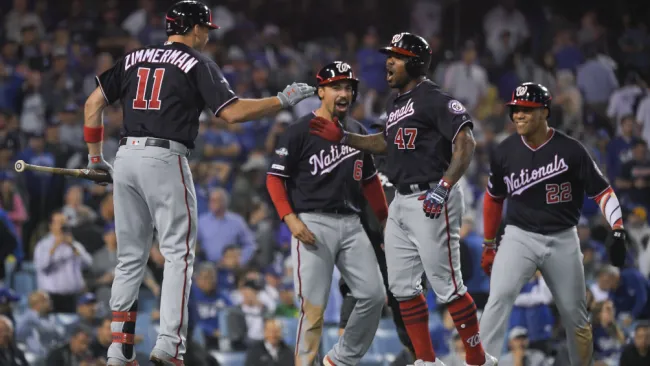 Howie Kendrick celebra con sus compañeros tras el Gran Slam