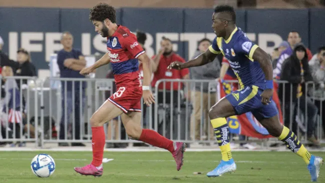 Así se peleó el esférico en Sacramento 