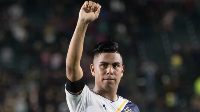 Efraín Álavarez festeja en un partido del LA Galaxy