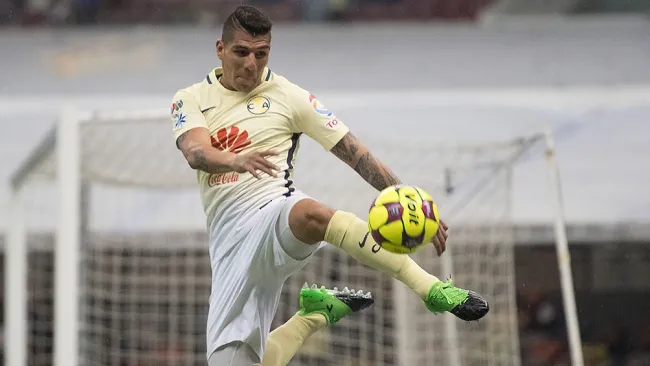 Erik Pimentel en un partido con América