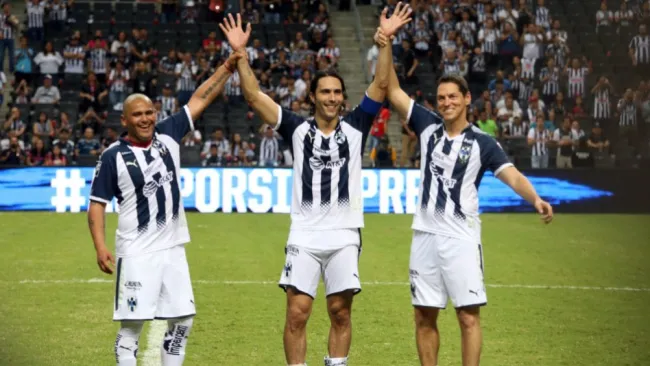 Suazo, De Nigris y Franco, referentes de Rayados, en un amable saludo