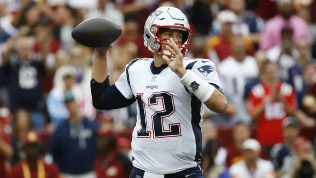 Tom Brady se prepara para lanzar el ovoide 
