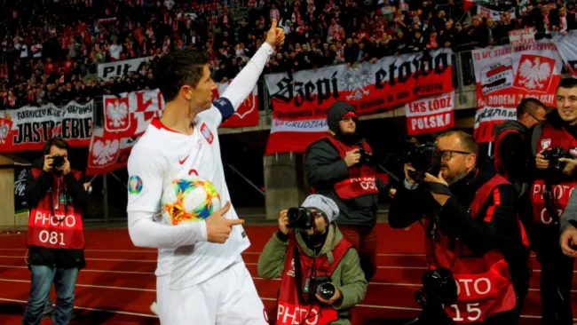 Robert Lewandowski celebra con la afición su Hat Trick
