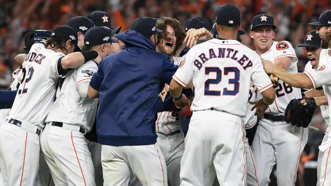 Jugadores de los Astros festejan en Minute Maid Park