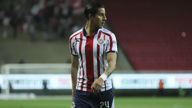 Carlos Cisneros durante un partido de Chivas