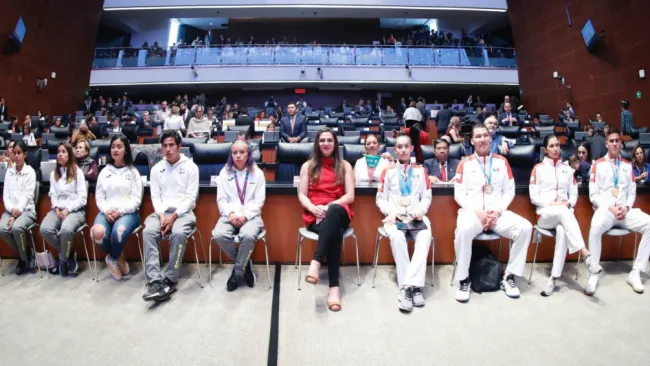 Ana Guevara y varios atletas durante el reconocimiento