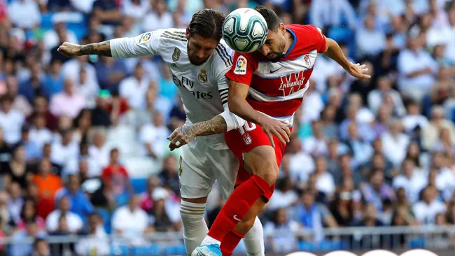 Sergio Ramos compite por balón aéreo