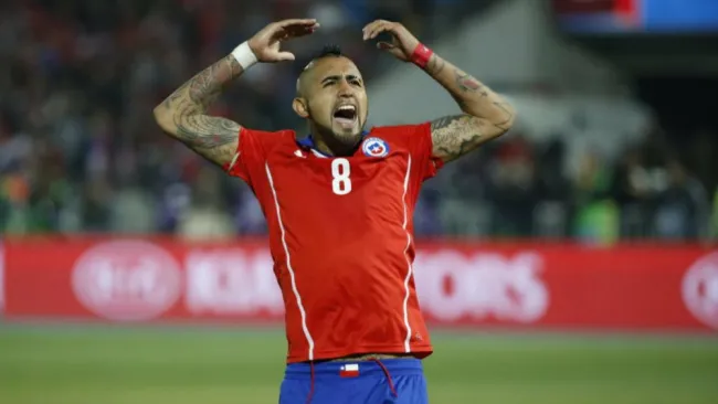 Arturo Vidal celebrando con la selección de Chile