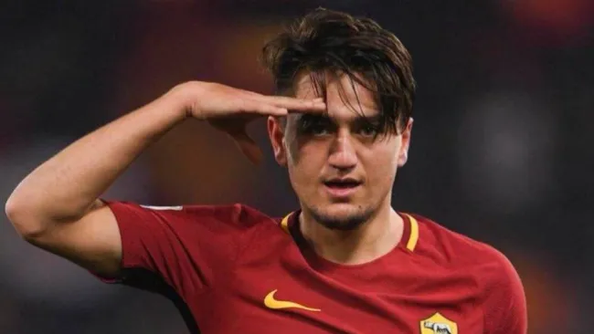 Cengiz Ünder celebrando una anotación con la Roma realizando un saludo militar