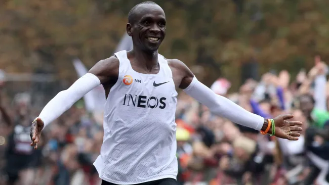 Eliud Kipchoge sonríe previo a entrar a la meta del maratón 