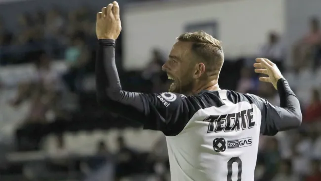 Vincent Janssen celebrando una anotación con Monterrey