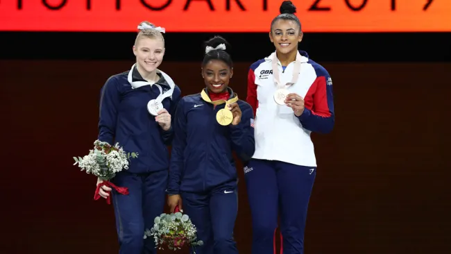 Simone Biles posa con la medalla de Oro