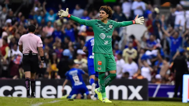 Guillermo Ochoa se lamenta en juego contra Cruz Azul 