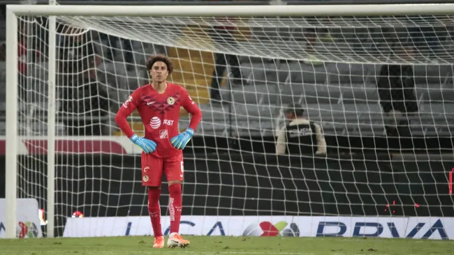 Guillermo Ochoa durante el partido ante Atlas