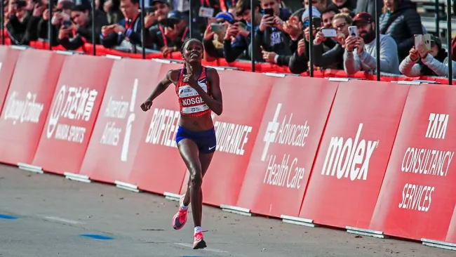 La keniana Brigid Kosgei corre durante el maratón de Chicago