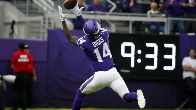 Stefon Diggs atrapa un pase de anotación 