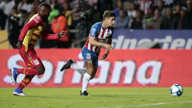 Isaac Brizuela durante un partido con Chivas