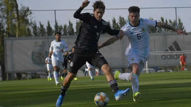 Acción en el Argentina vs México en la categoría sub 17