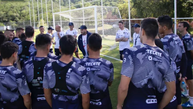 Mohamed tiene una charla con sus pupilos previo al arranque de la práctica