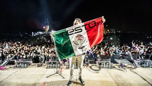 DJ Tiësto con una bandera de México