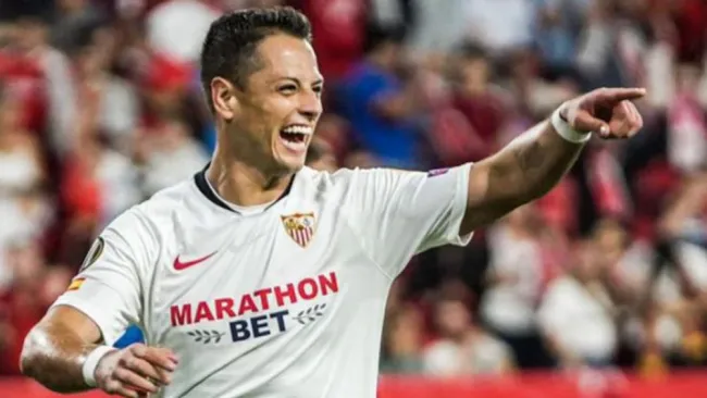 Javier Hernández celebra un gol con el Sevilla
