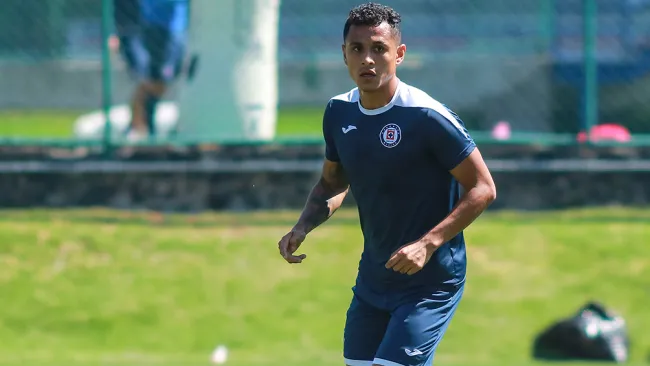 Yotún, durante un entrenamiento del Cruz Azul