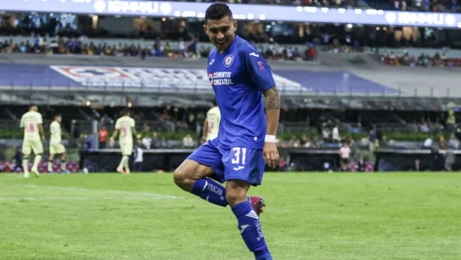 Orbelín Pineda durante un partido de Cruz Azul