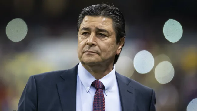 Luis Fernando Tena durante un partido de Chivas