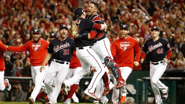 Jugadores de Nationals celebran el pase a la Serie Mundial