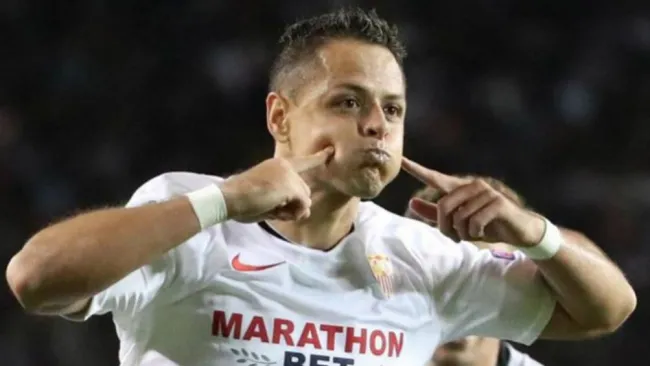 Chicharito festeja un gol con el Sevilla