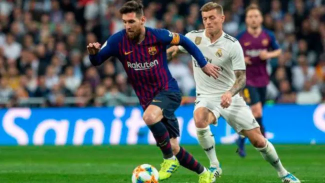 Lionel Messi y Toni Kroos disputan un balón