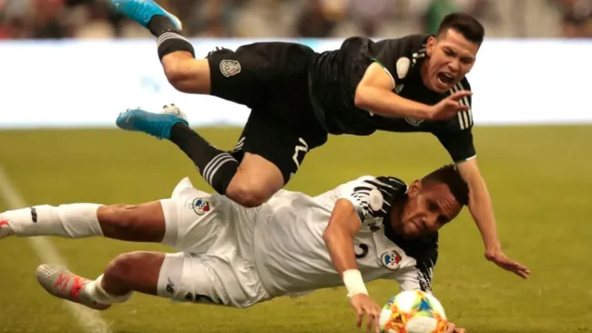 Chucky Lozano sufre una dura barrida durante el juego vs Panamá