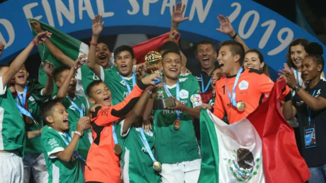 El combinado mexicano celebrando el título de la Danone Nations Cup 2019