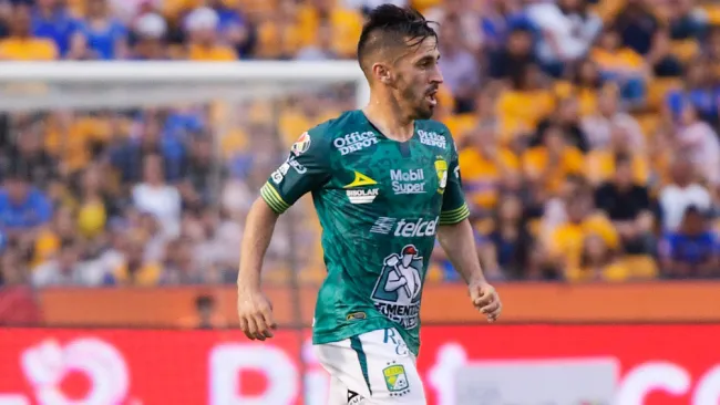 Fernando Navarro durante un duelo con León 