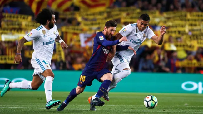 Messi y Casemiro pelean un balón en el Clásico 