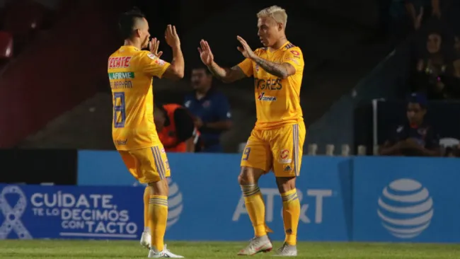 Jugadores de Tigres festejan una diana sobre los Tiburones Rojos