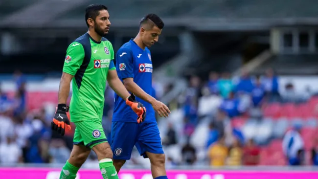 Jesús Corona y Roberto Alvarado al final del encuentro