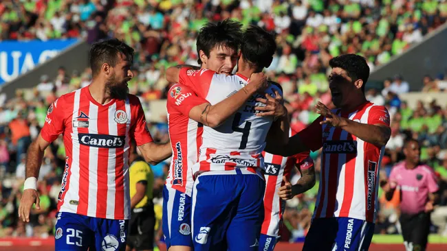 Jugadores de Atlético festejan gol